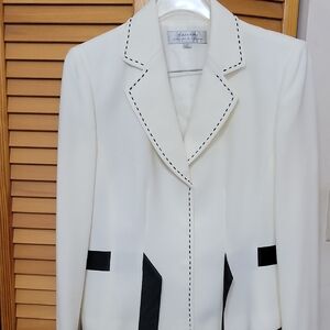 Tahari Women's Blazer in White with Black Trim Size 10